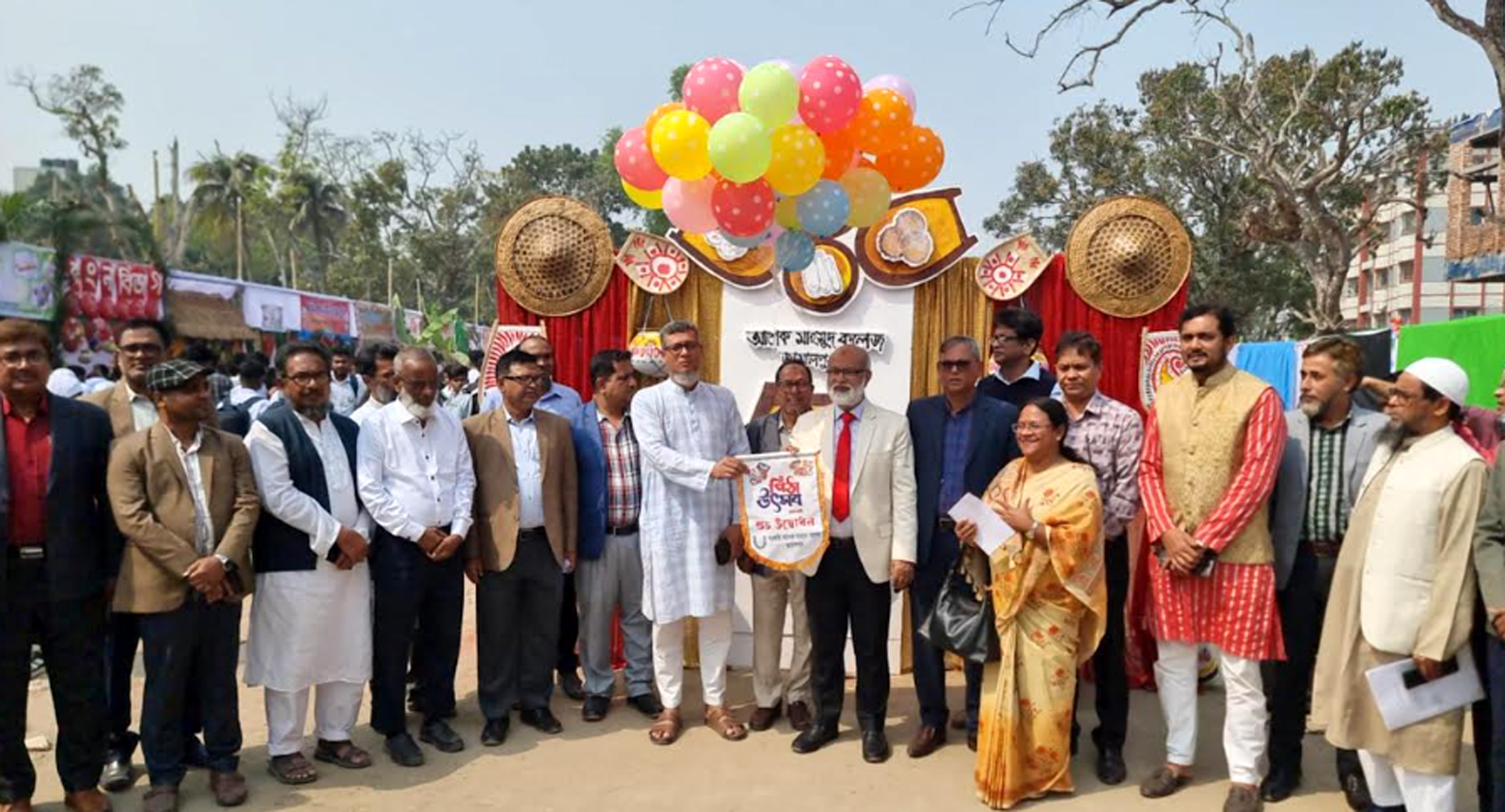 জামালপুরে কলেজ ক্যাম্পাসে দিনব্যাপী পিঠা উৎসবের সাথে দেয়ালিকা প্রদর্শনী