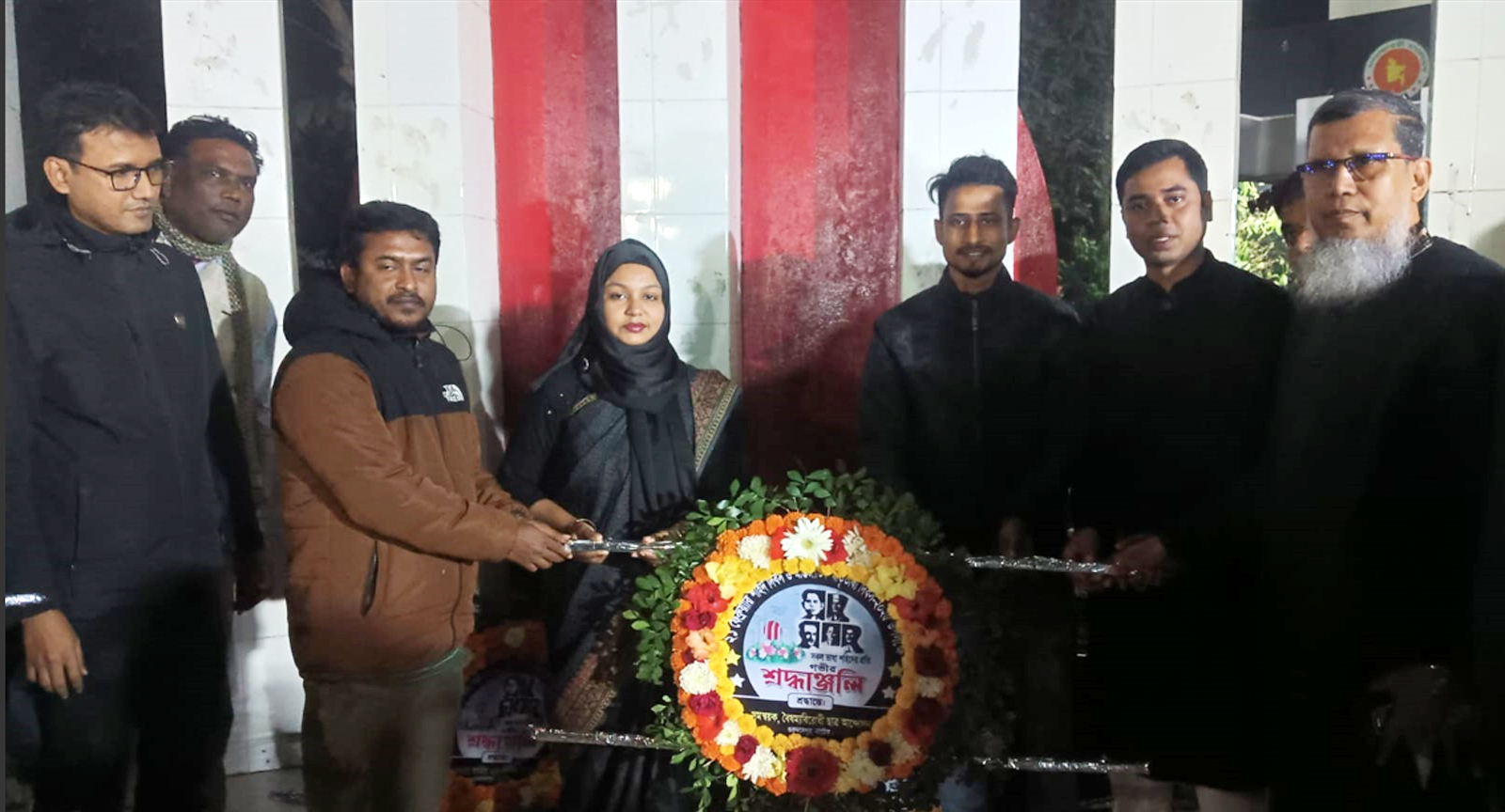 ২১ শের প্রথম প্রহরে শহীদ মিনারে শ্রদ্ধা নিবেদন
