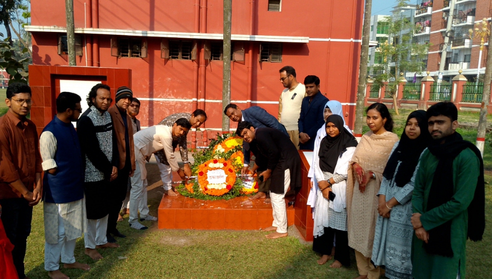 ভাষা শহীদদের স্মরণে দেশের প্রথম শহীদ মিনারে আরসিআরইউ’র শ্রদ্ধা