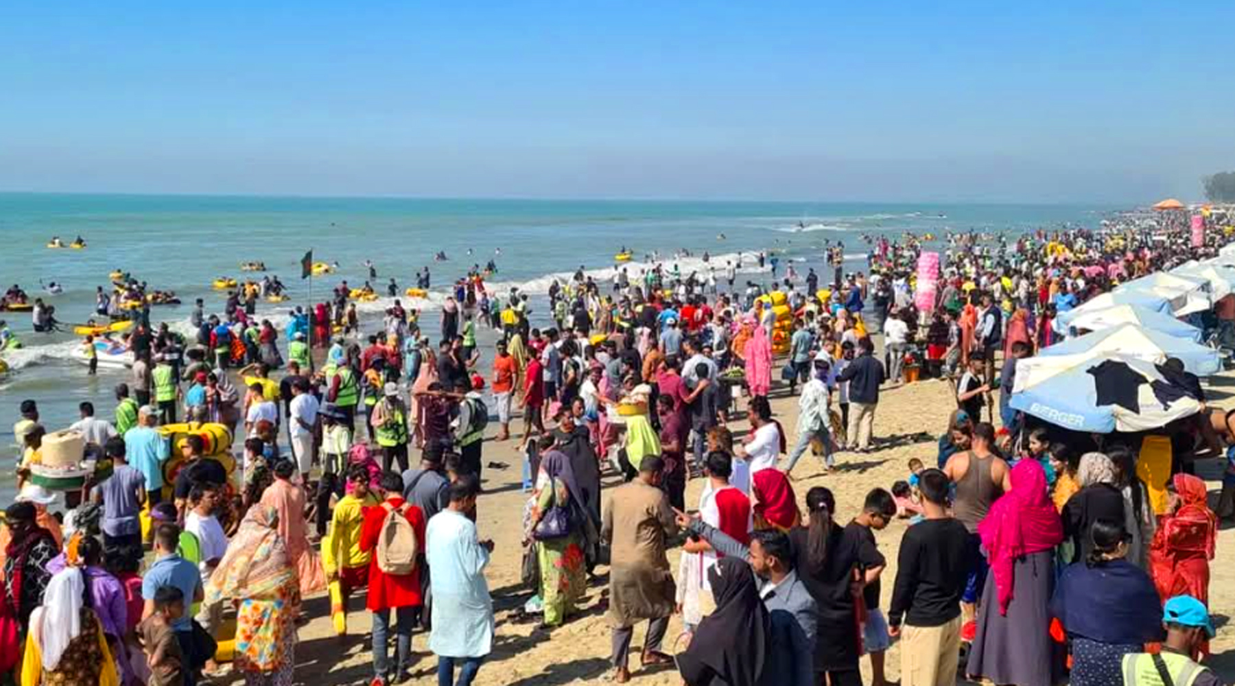 ছুটির দিনে সৈকতে পর্যটকের ঢল, হোটেল মোটেল খালি নেই
