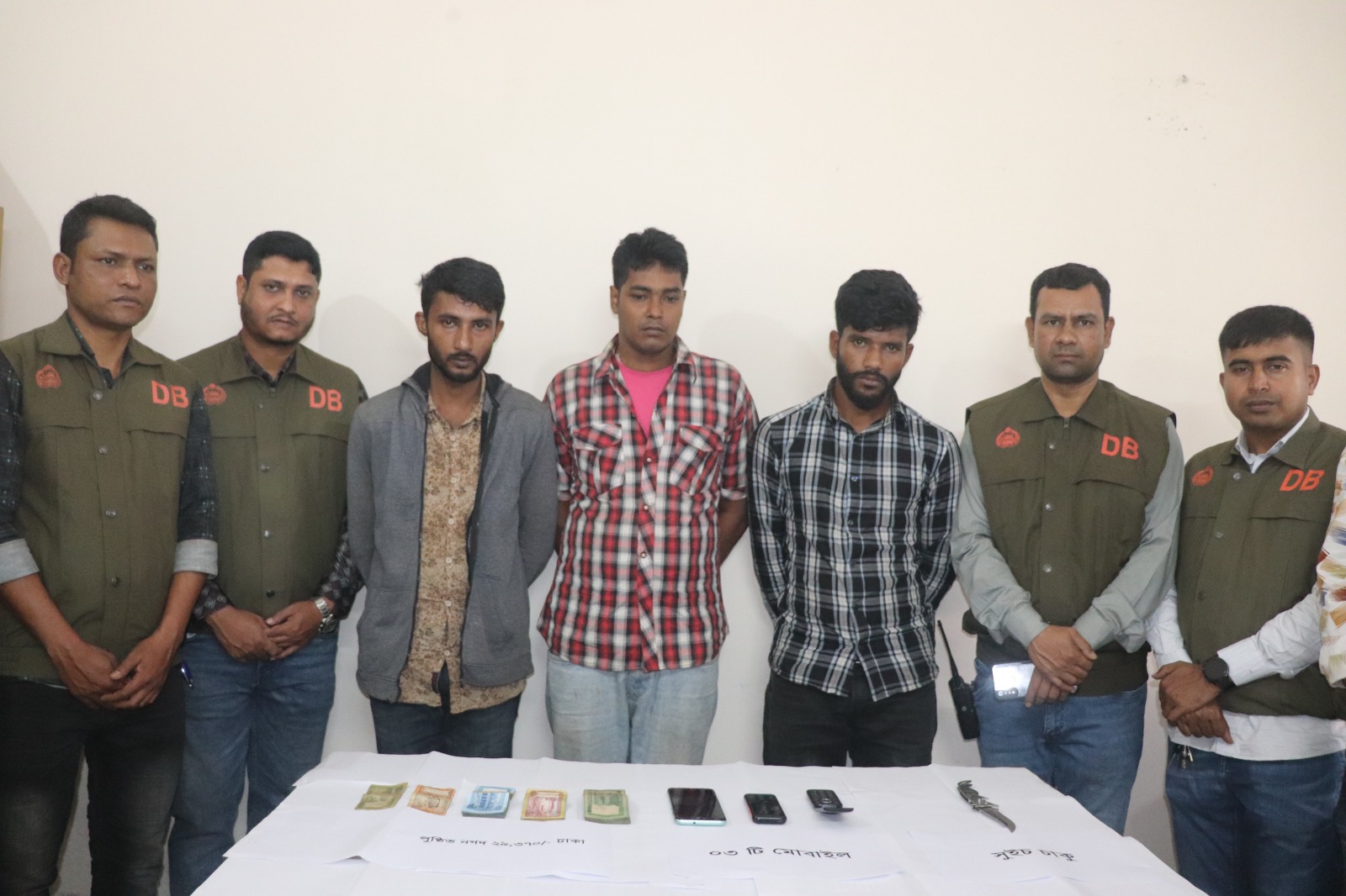 চলন্ত বাসে ডাকাতি ও শ্লীলতাহানির ঘটনায় তিনজন গ্রেপ্তার