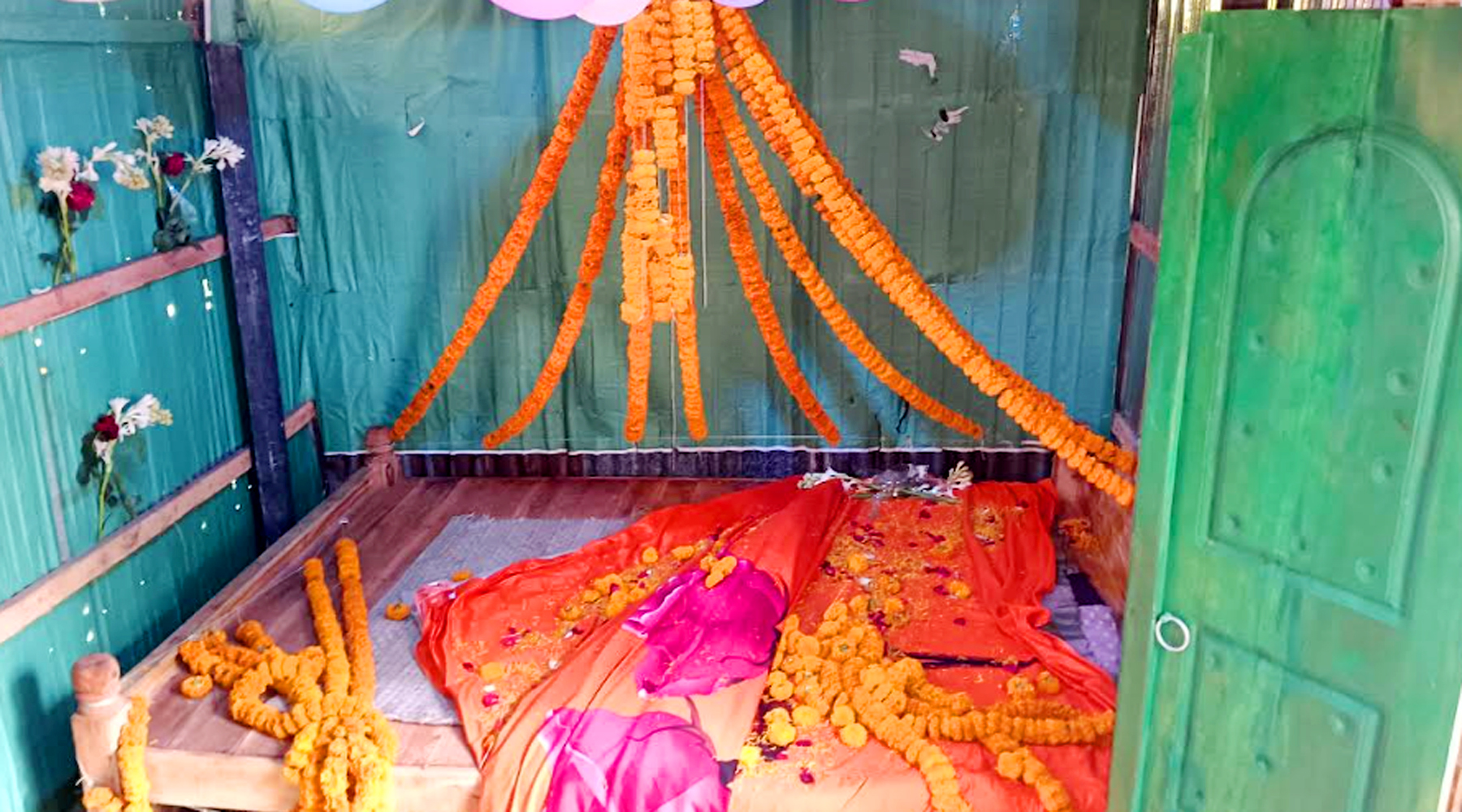 উচ্চশব্দে গান বাজানোয় মারপিটের পর বাসর ঘর ভাঙচুর