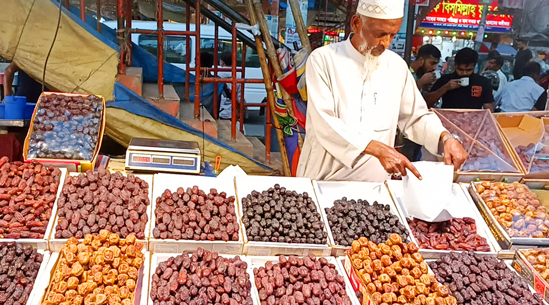 খেজুরের আমদানি বেশি হওয়ায় দাম একটু কম