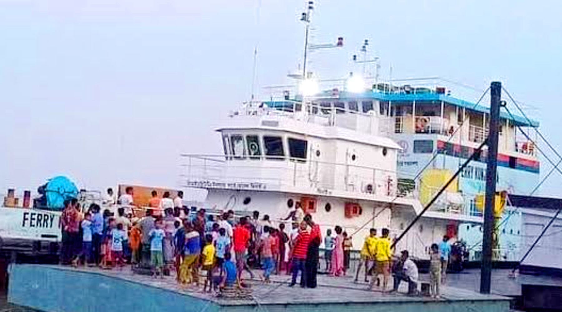 তিন মাস ধরে চিলমারী রুটে ফেরি চালাচল বন্ধ, যাত্রীদের দূর্ভোগ
