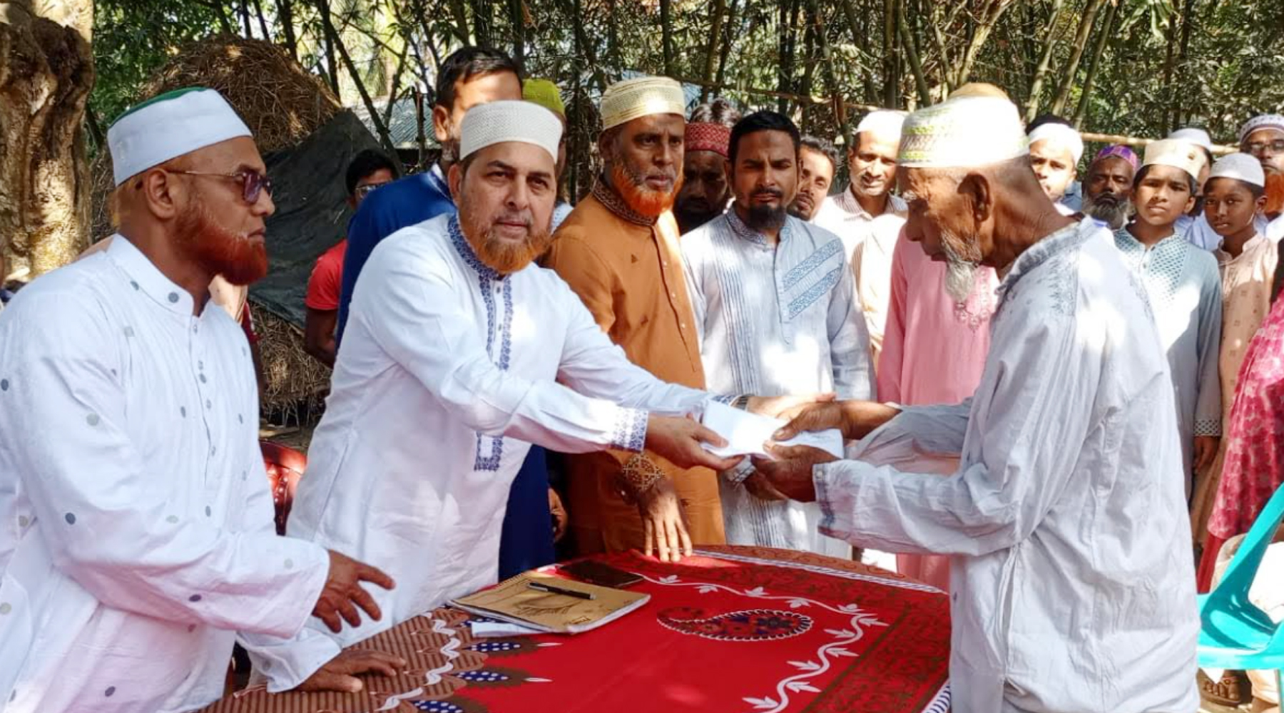 উল্লাপাড়ায় সড়ক দূর্ঘটনায় নিহত পরিবারের পাশে মাওলানা রফিকুল ইসলাম খান