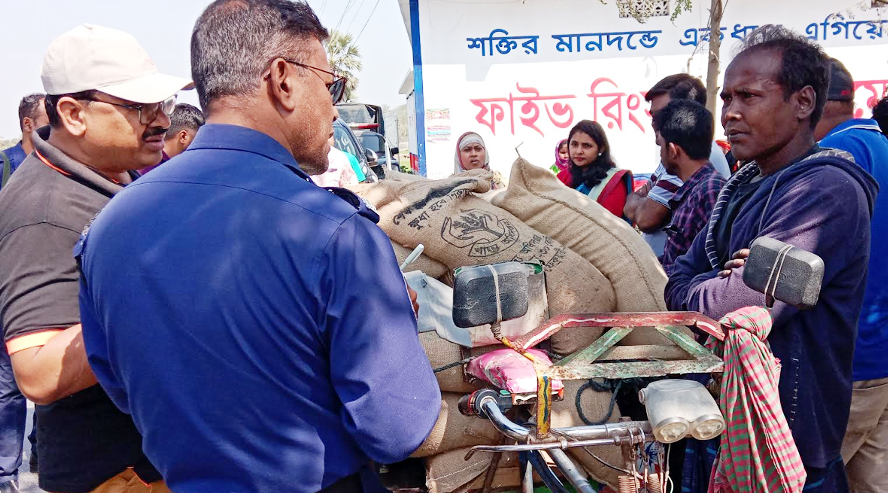 ওএমএসের চাল আত্মসাতের ঘটনায় অসহায় ভ্যানচালকের নাম মামলা