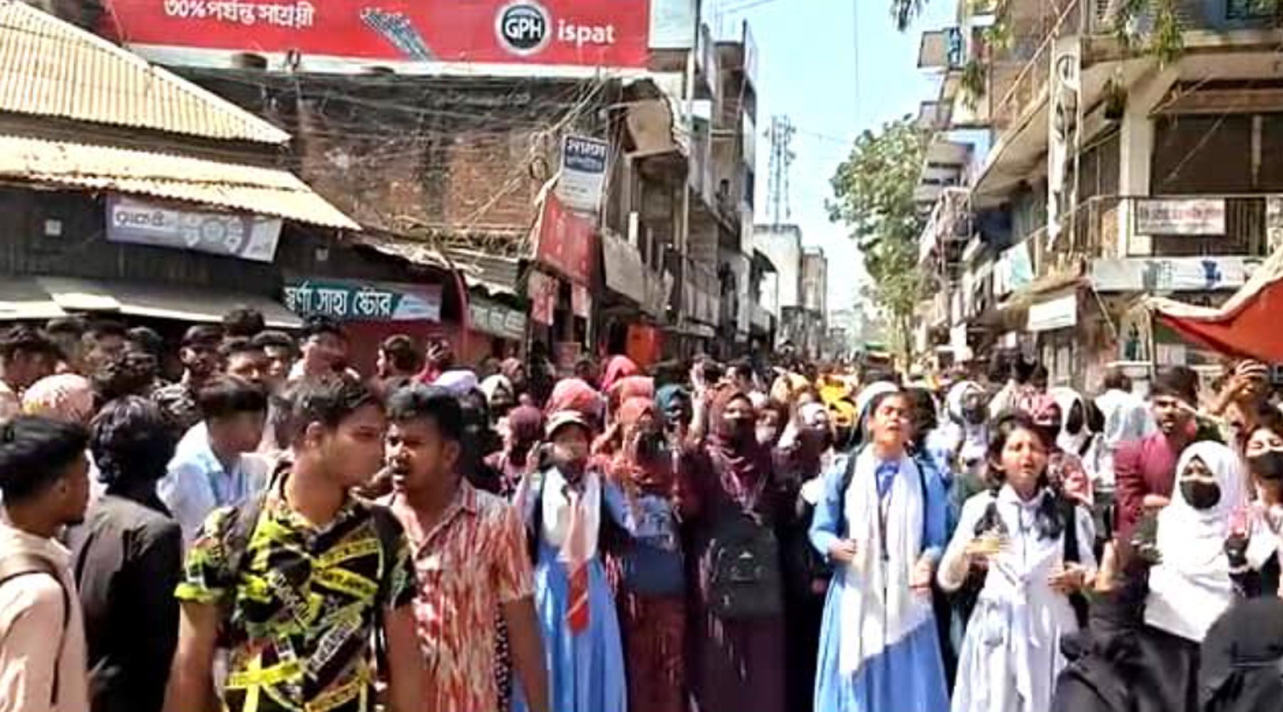 এইচএসসির ফরম পূরণে অতিরিক্ত অর্থ আদায়ের প্রতিবাদে উল্লাপাড়ায় শিক্ষার্থীদের মিছিল, সড়ক অবরোধ