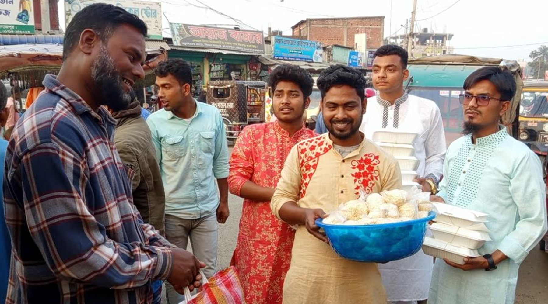 বিরলে ফ্রেন্ড সার্কেলের উদ্যোগে রোজাদারদের মাঝে ইফতারি প্যাকেট বিতরণ