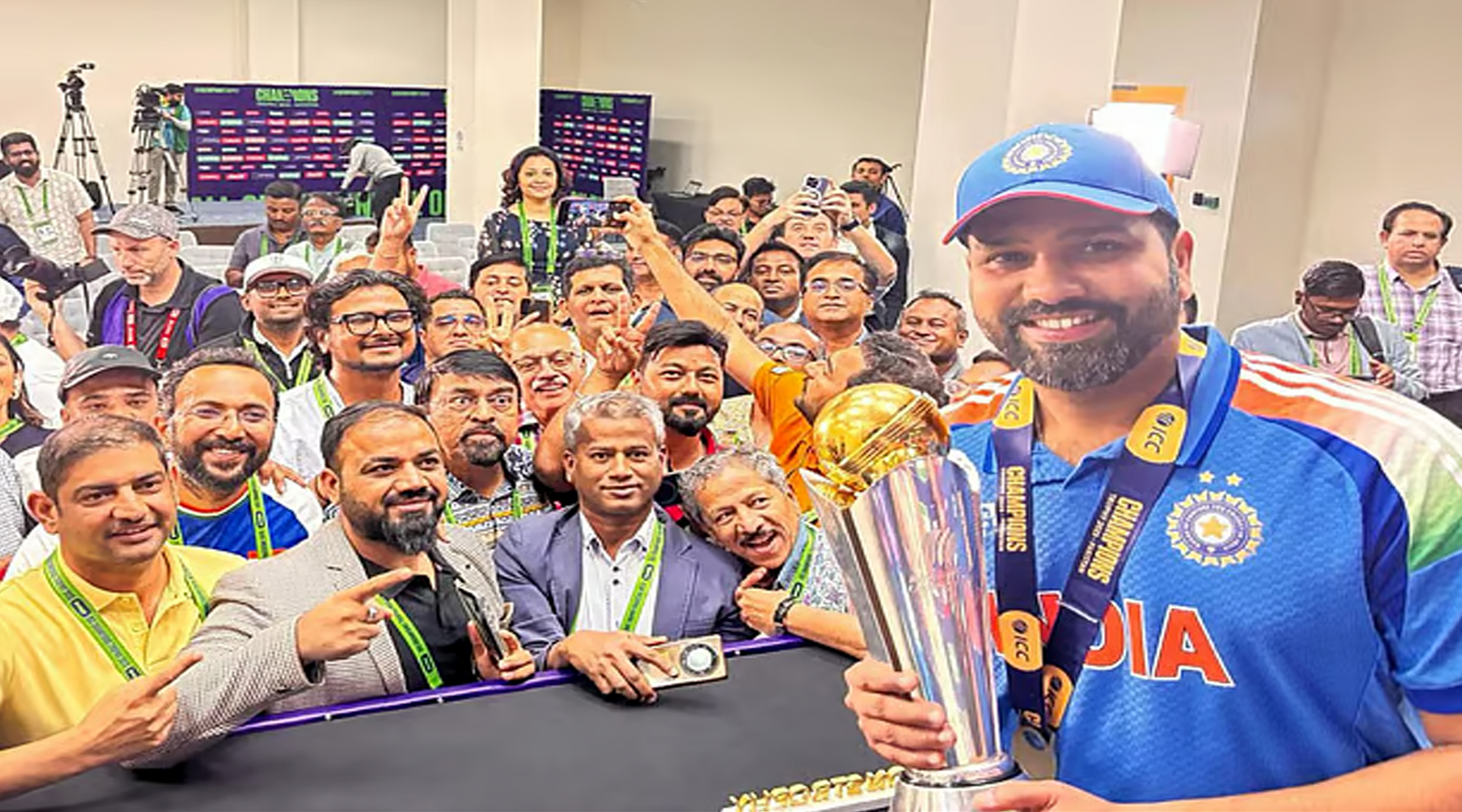 ভারতকে জিতিয়ে সবাইকে রোমাঞ্চে ভাসালেন রোহিত শর্মা