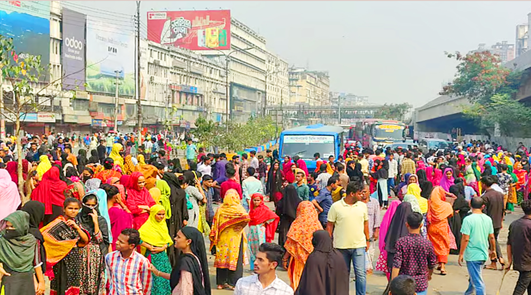 বনানীতে সড়ক দুর্ঘটনায় পোশাকশ্রমিকের মৃত্যু, প্রতিবাদে সড়ক অবরোধ