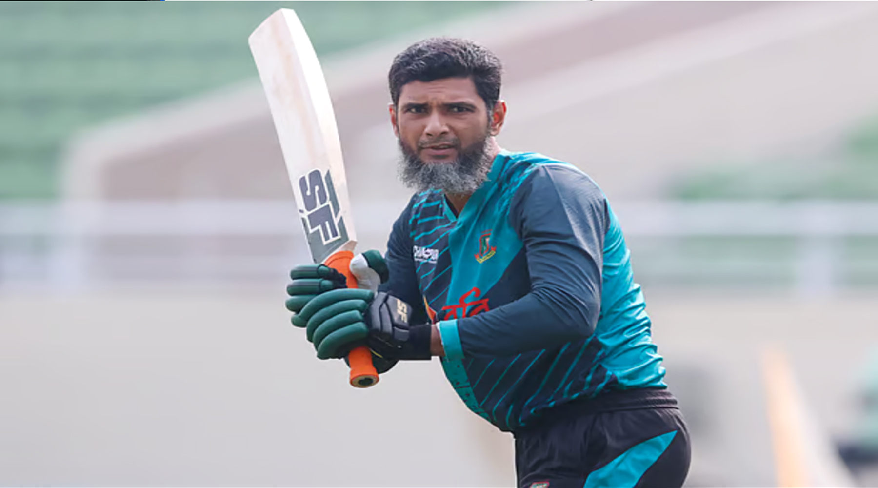 বিসিবির কেন্দ্রীয় চুক্তি থেকে নিজেকে সরিয়ে নিয়েছেন মাহমুদউল্লাহ