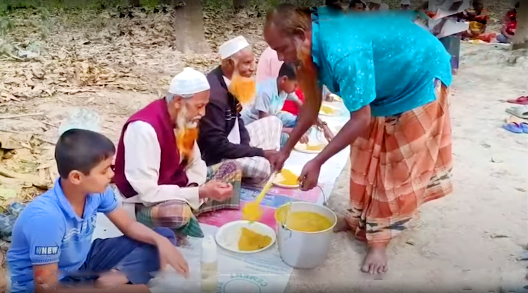 যে এলাকায় ইফতার হয় আলুঘাঁটি-সাদাভাতে