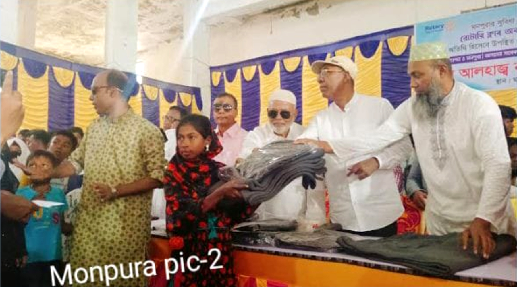 মনপুরায় সুবধিা বঞ্চিত শিশুদের মাঝে উপহার বিতরণ