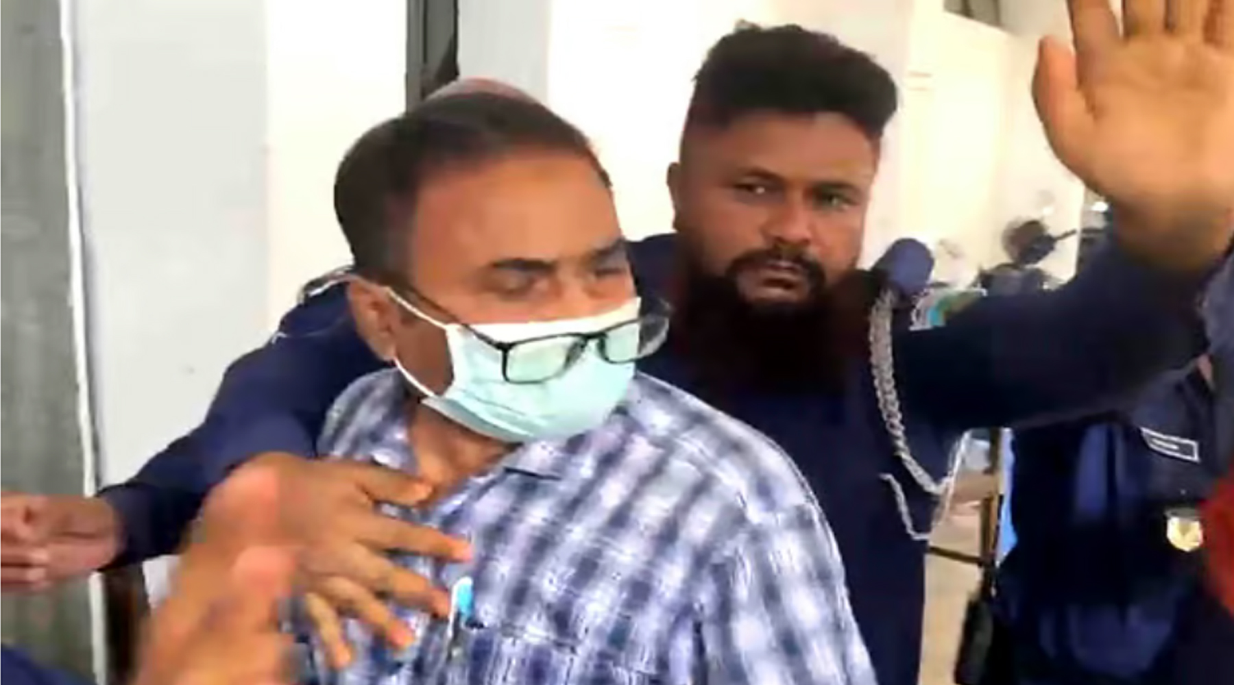 নাটোরে আদালতে ছবি তোলায় সাংবাদিকের ওপর হামলা বরখাস্ত পুলিশ সুপারের
