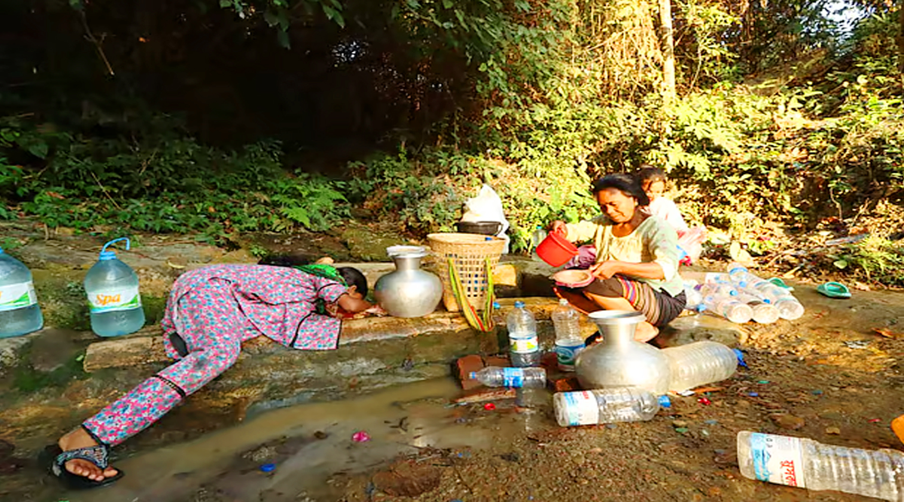 লুসাই ছড়া থেকে পানি সংগ্রহের সংগ্রাম নারীদের