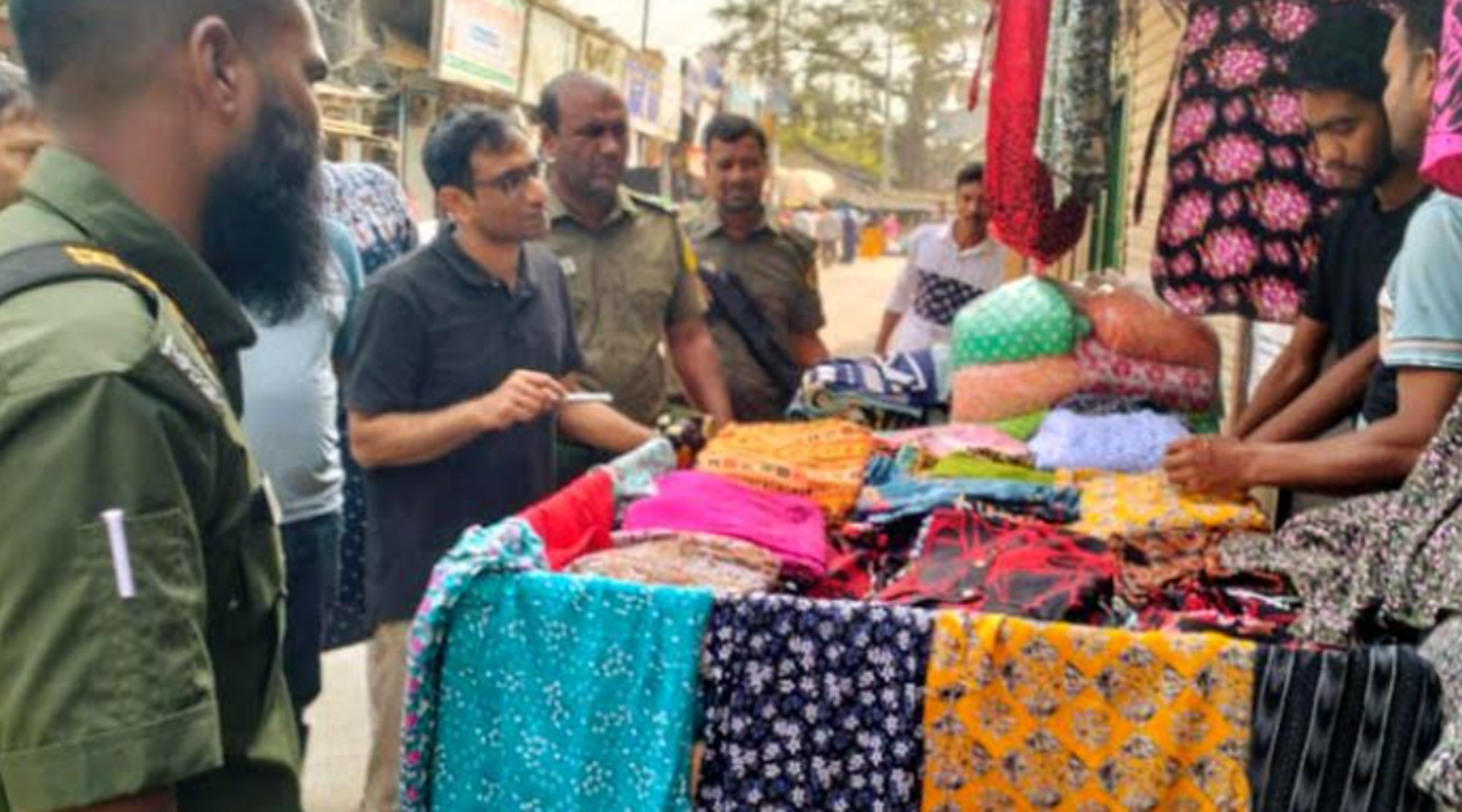 বাগমারা'য় বাজার মনিটরিংয়ে ইউএনও, ব্যবসায়ীদের জরিমানা