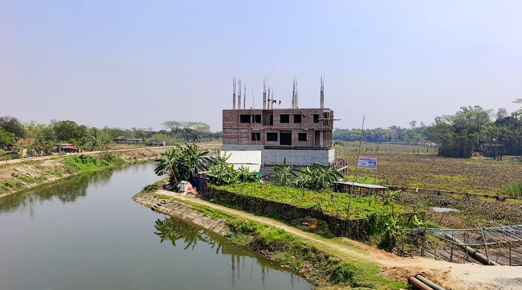 রূপগঞ্জে আদালতের নিষেধাজ্ঞা উপেক্ষা করে জোর পুর্বক বাড়ি নির্মাণ