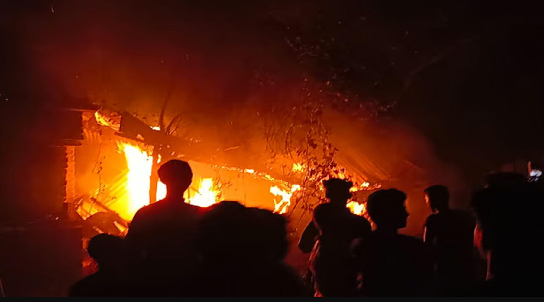 মাগুরায় শিশুটির জানাজা শেষে আসামিদের বাড়িতে আগুন