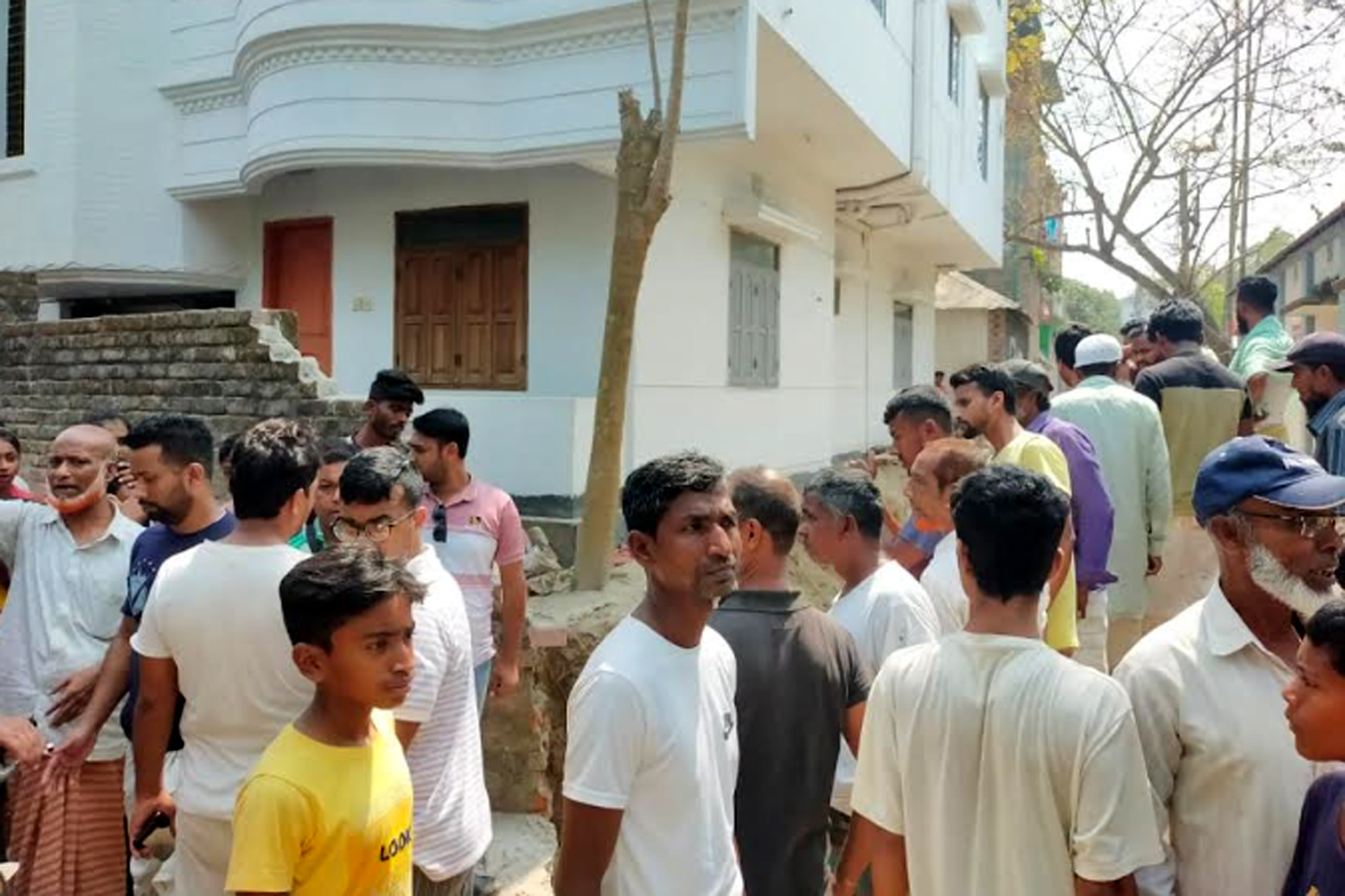 ড্রেন নির্মাণ করতে গিয়ে দেয়াল ধসে ২ শ্রমিকের মৃত্যু