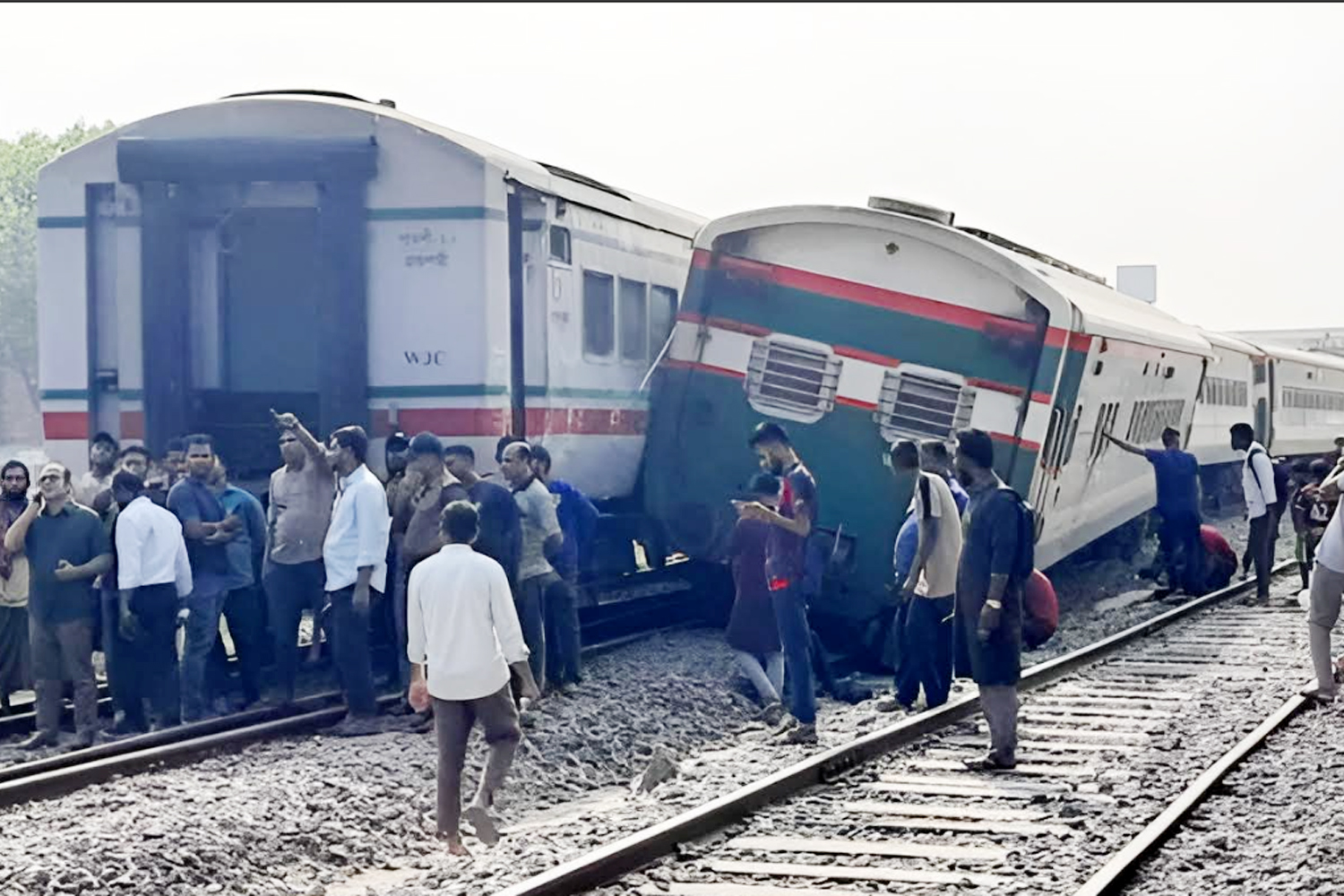 রাজশাহী স্টেশনে দুই ট্রেনের সংঘর্ষ