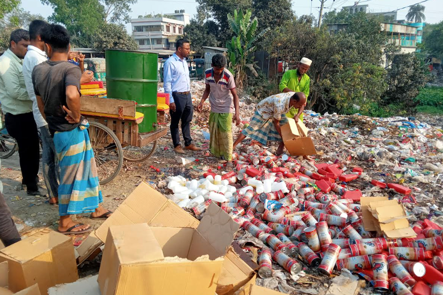 উল্লাপাড়ায় ভেজাল মবিল কারখানায় বিপুল পরিমান মবিল জব্দ, জরিমানা