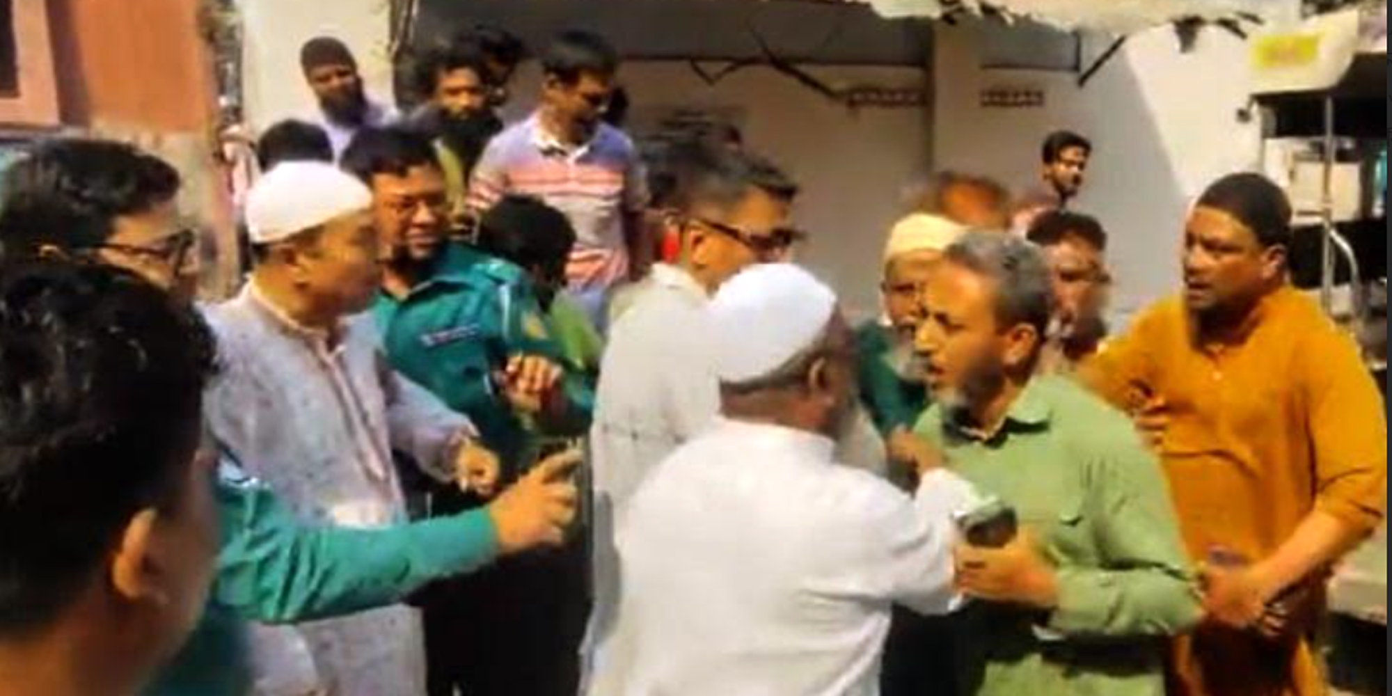 রাজশাহীতে আসামী ছাড়াতে গিয়ে থানায় বিএনপি দুইপক্ষের হাতাহাতি, ভিডিও ভাইরাল
