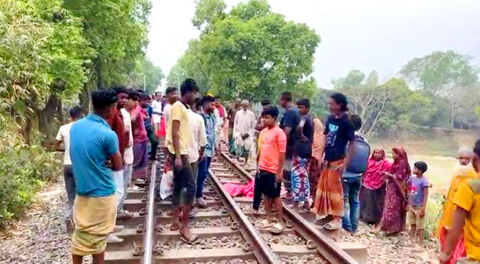 উল্লাপাড়ায় ট্রেনে কাটা পড়ে কিশোরীর মৃত্যু