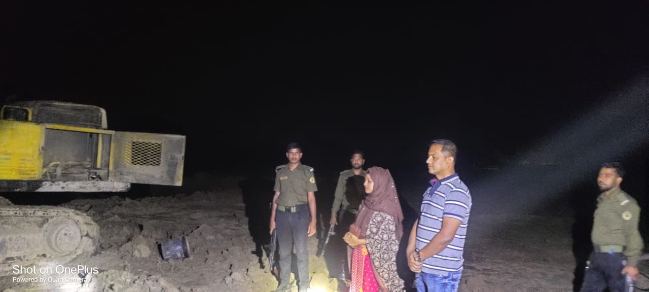 ট্রাক্টরের সঙ্গে জব্দ করা হয়েছে খনন যন্ত্রও
