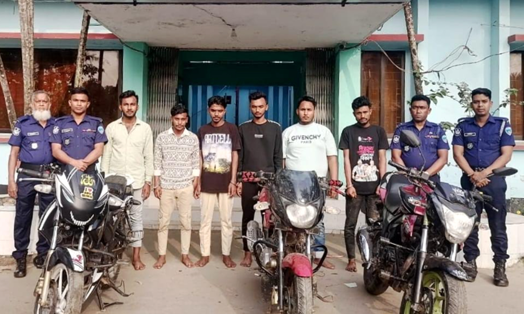অনলাইনে মোটরসাইকেল বিক্রির বিজ্ঞাপন দিয়ে প্রতারণা করতেন তারা