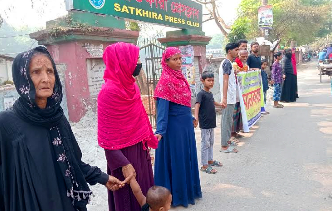 চাঁদার টাকা না দিতে পারায় ২১ দিন বাড়ি ছাড়া ৪ পরিবার