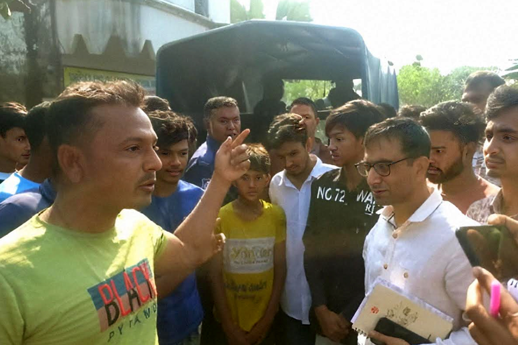 বাগমারায় স্কুল ছাত্রীকে অস্ত্রের ভয় দেখিয়ে শ্লীলতাহানির অভিযোগে যুবকের জরিমানা ও কারাদণ্ড