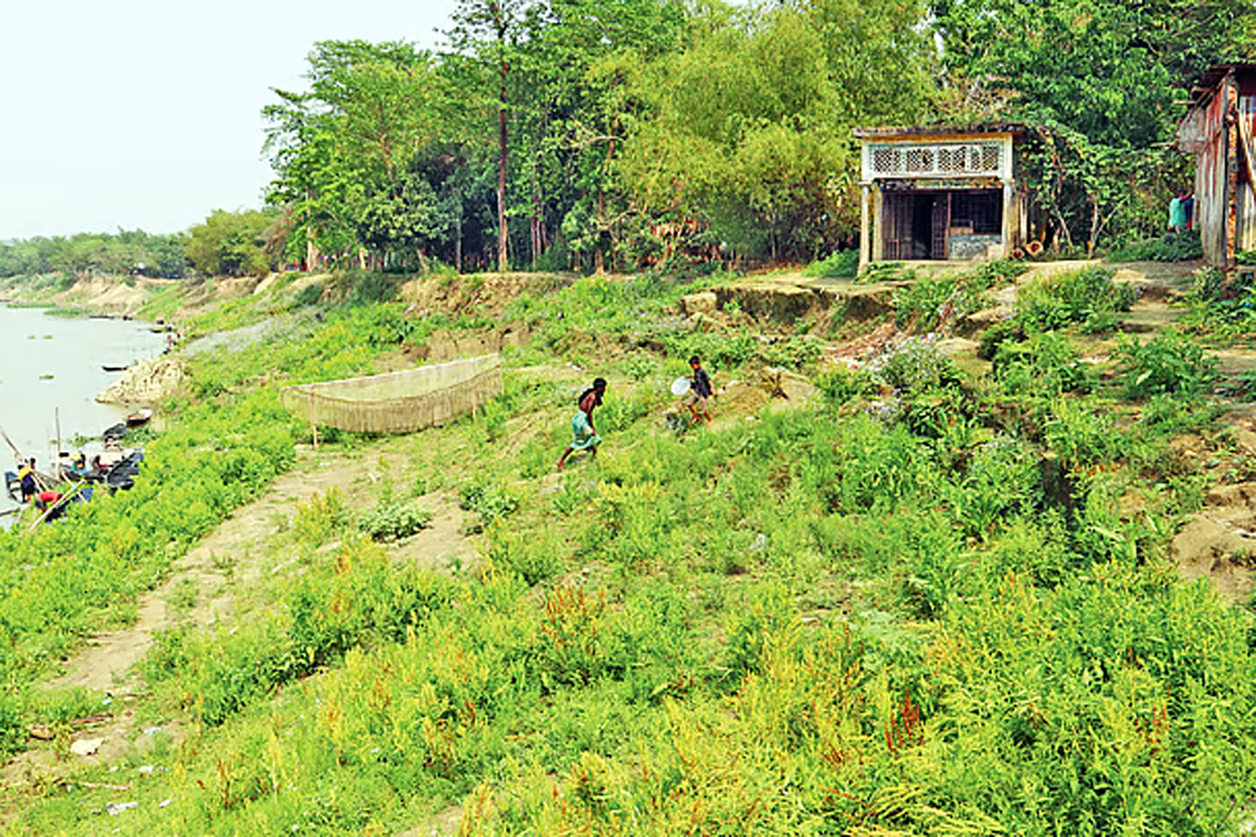 কুশিয়ারা নদীর ভাঙনের মুখে মসজিদ-বাজার ঘরবাড়ি