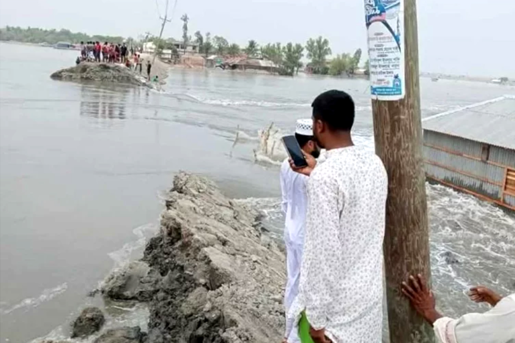 আশাশুনিতে বেড়িবাঁধ ভেঙে অন্তত ১০ গ্রাম প্লাবিত, তলিয়ে গেছে চিংড়ি ঘের