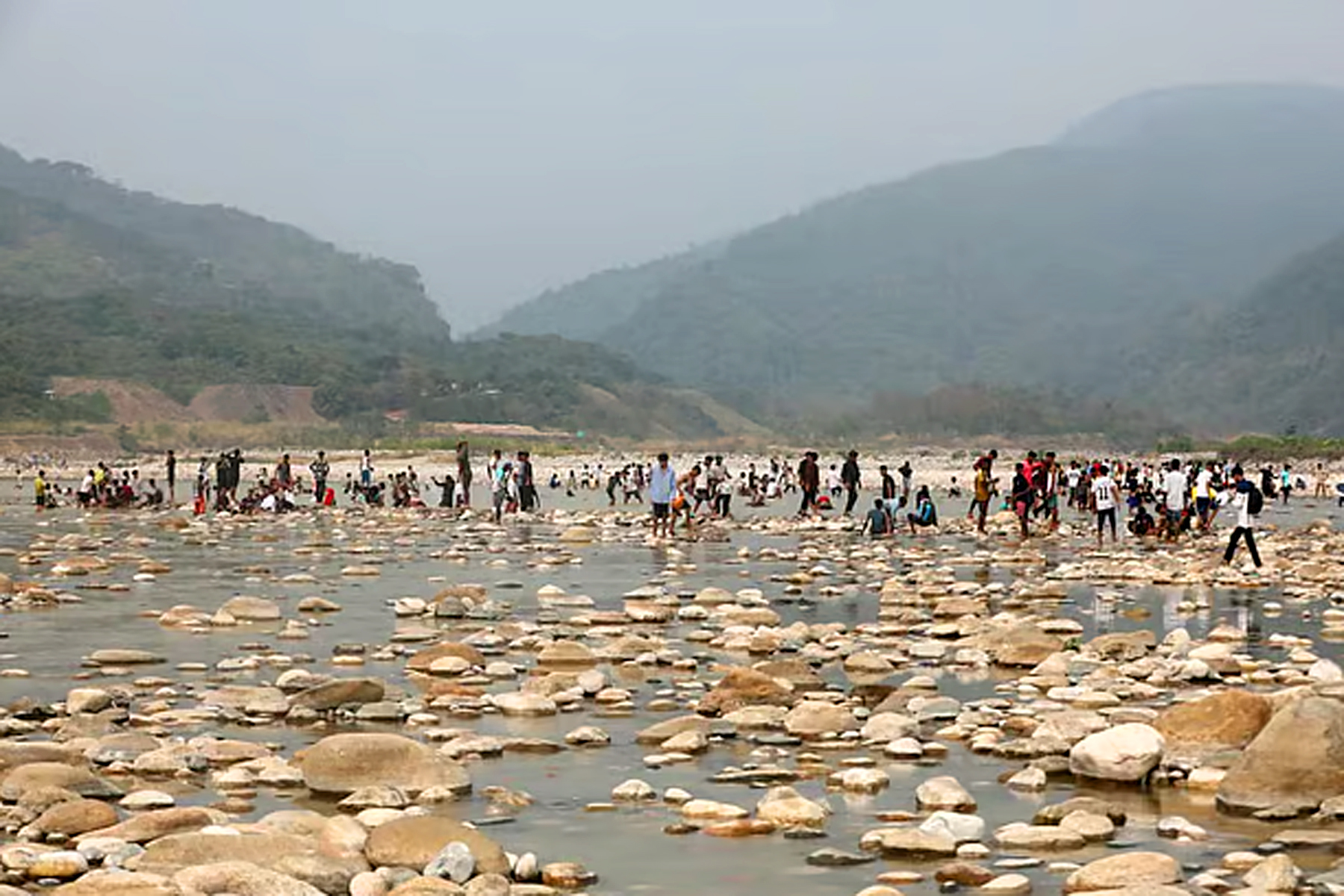 জল—পাথরের টানে