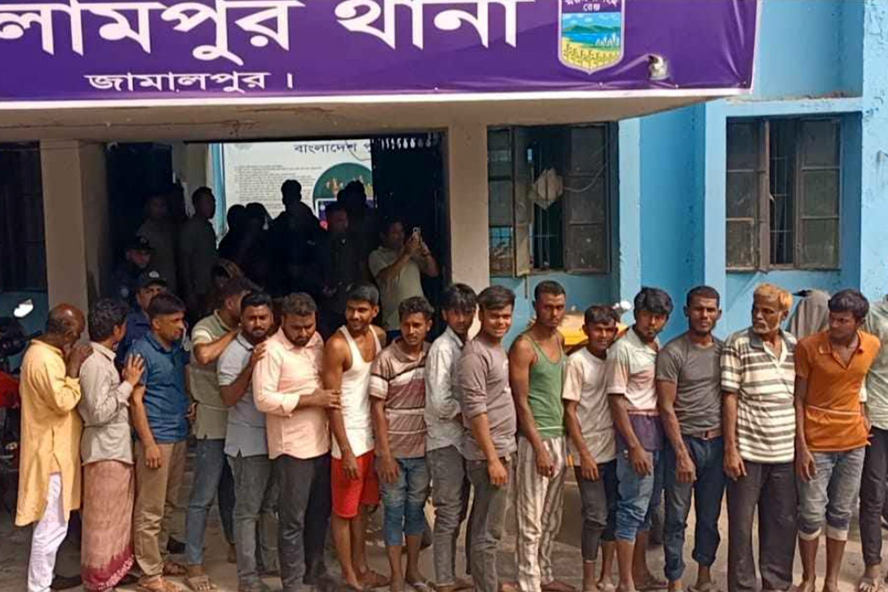 ইসলামপুরে যৌথ বাহিনীর অভিযানে ঈদমেলা থেকে নারীসহ ৩৮জন  আটক