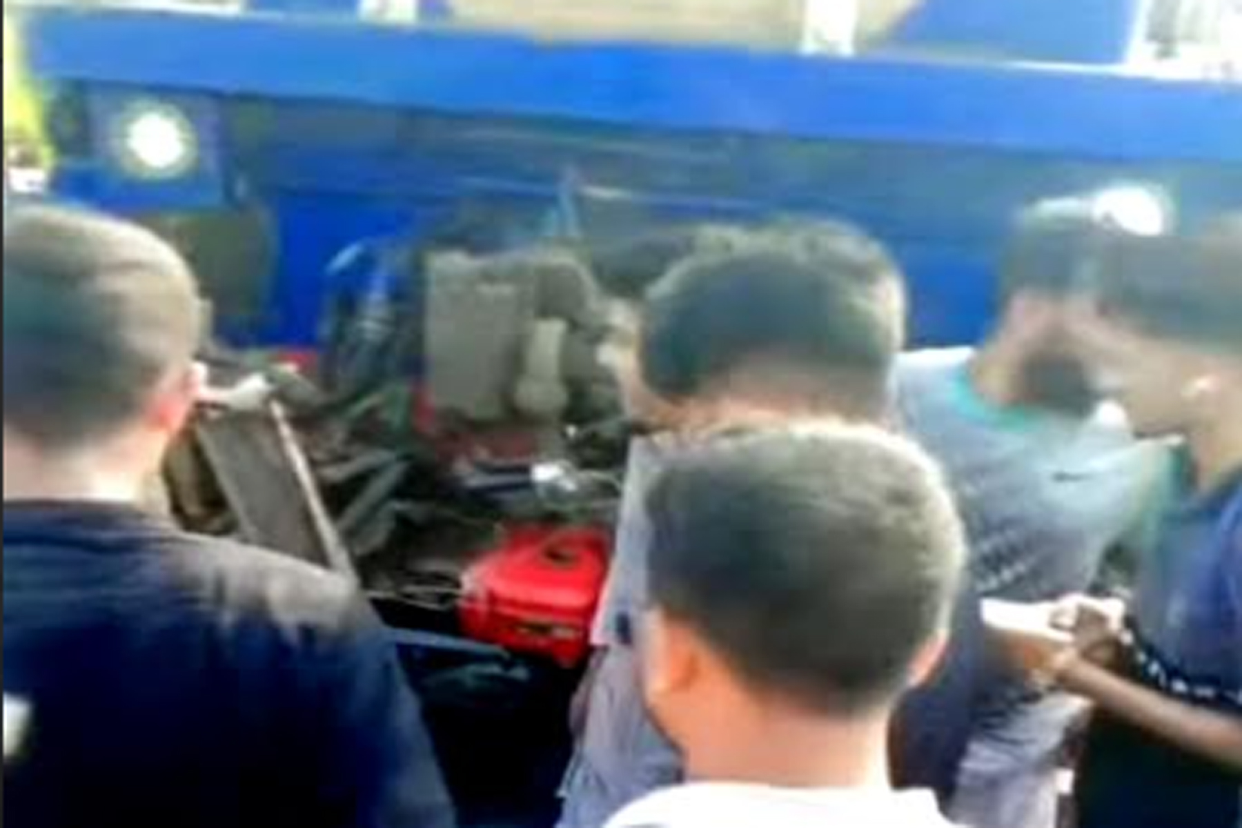উল্লাপাড়া ট্রেনের সঙ্গে নছিমনের ধাক্কা, প্রাণে বাঁচলেন চালক