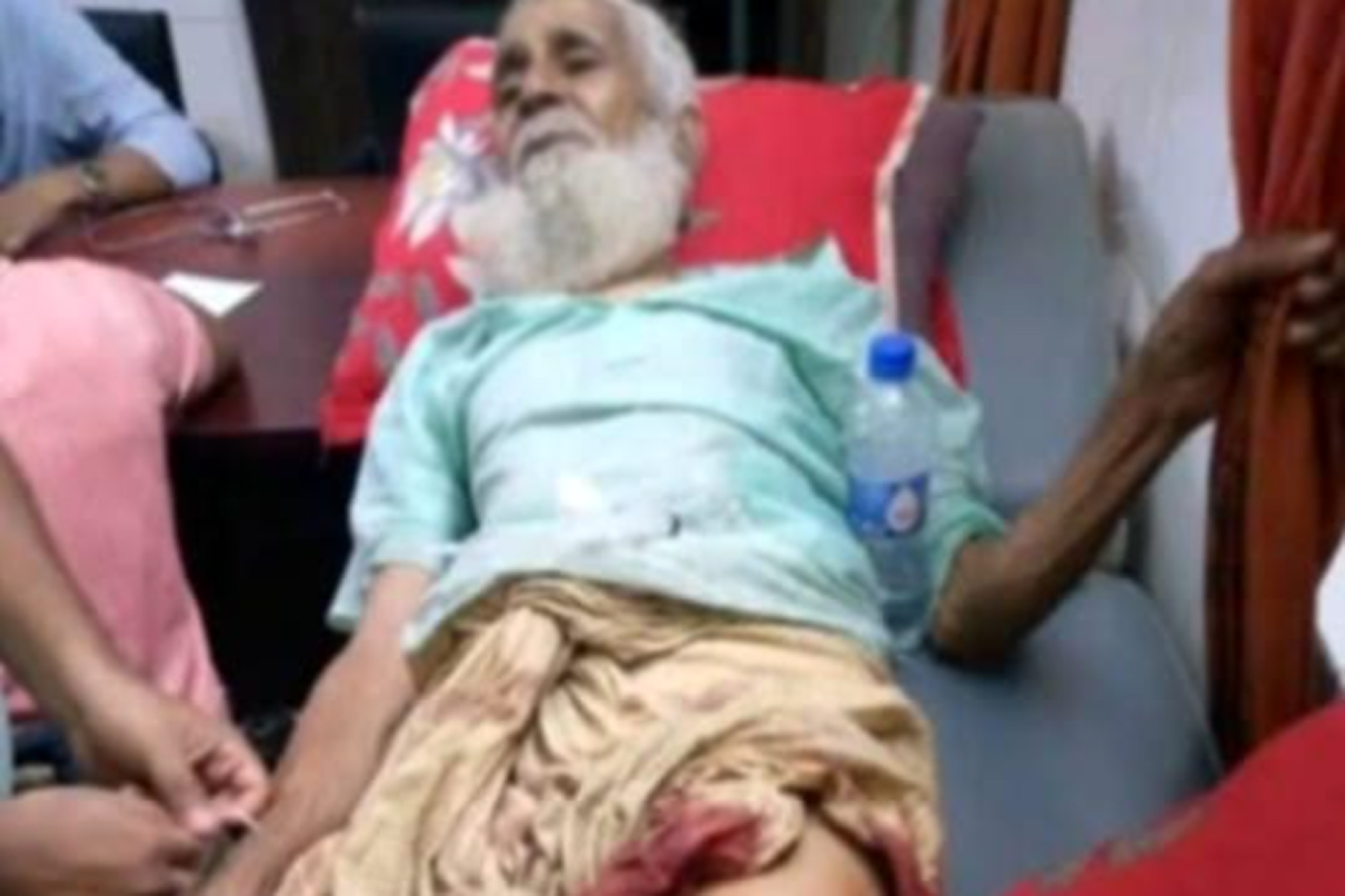 বৃদ্ধ পিতার হাত-পা ভেঙ্গে দিল সাবেক ছাত্রদল নেতা