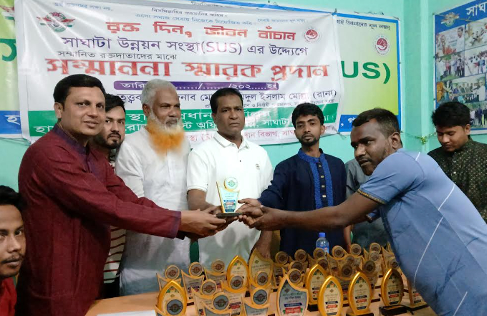 সাঘাটায় স্বেচ্ছায় রক্তদাতাদের সম্মাননা স্মারক প্রদান