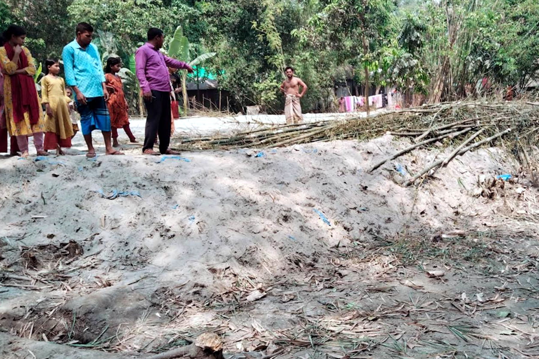 ধুনটে ভাতিজাকে গাছ কাটতে বাধা দেওয়ায় চাচিকে পিটিয়ে জখম