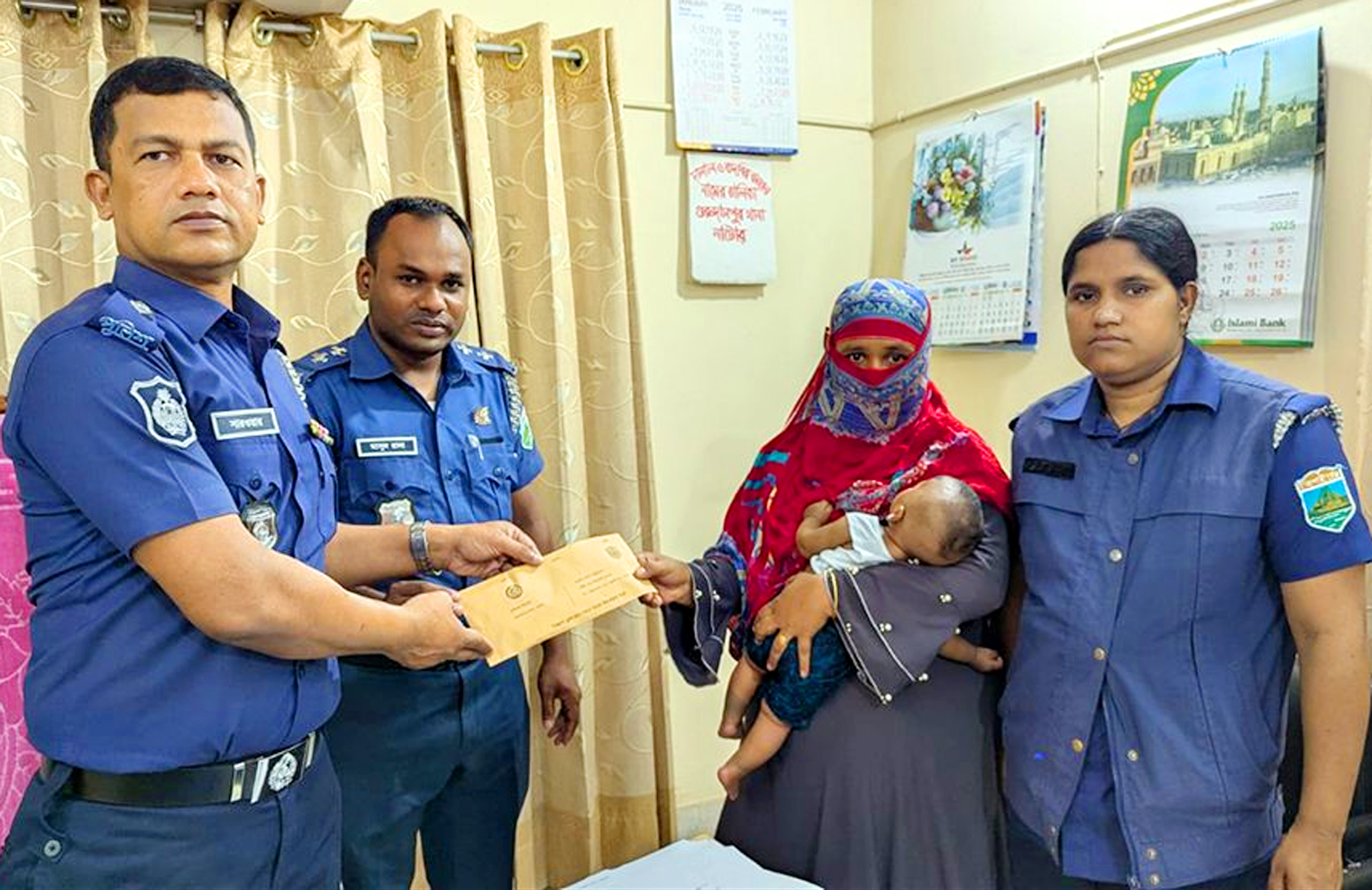 ভুল নম্বরে প্রবাসীর টাকা, ফিরিয়ে দিল পুলিশ