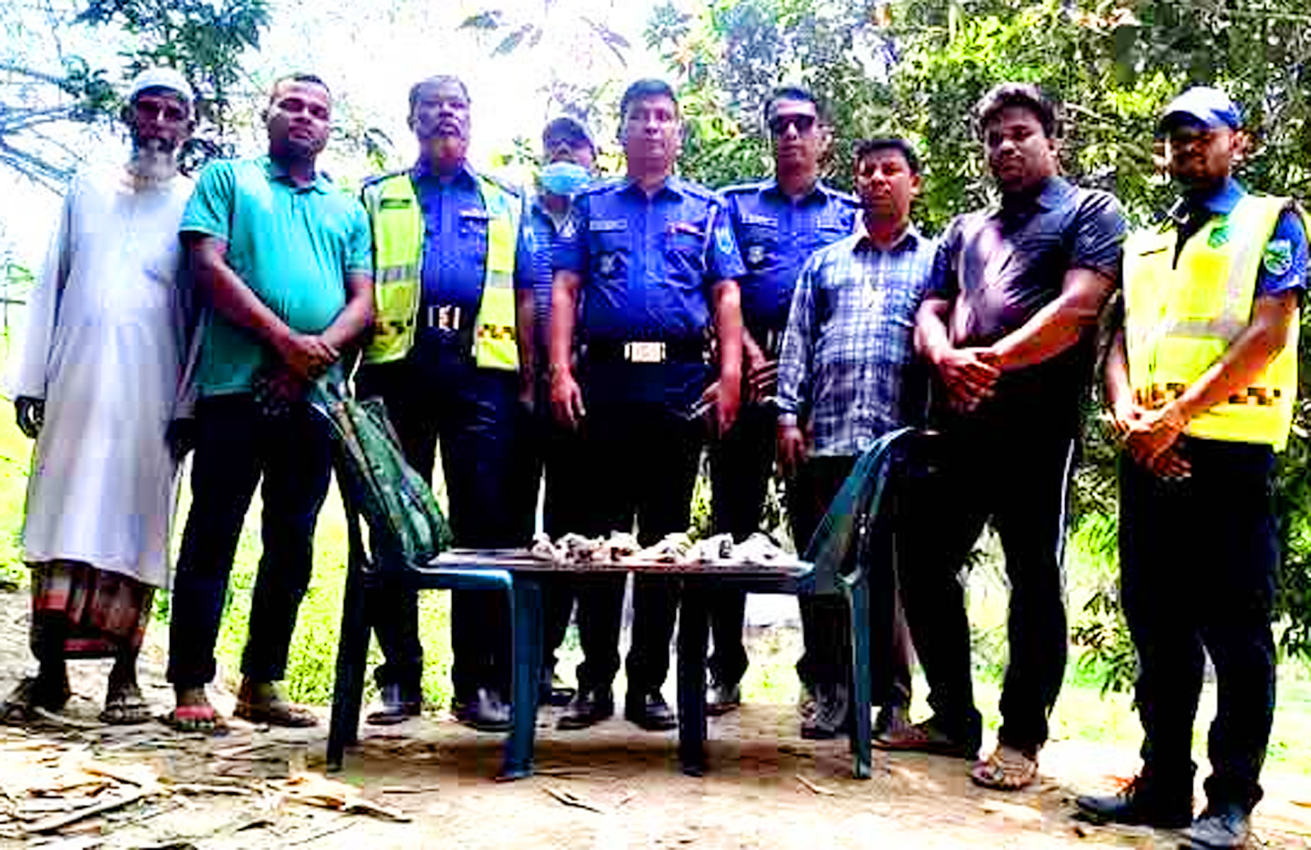 উল্লাপাড়ায় হাটিকুমরুল হাইওয়ে থানার লুট হওয়া ১২টি গ্যাসগানের শেল উদ্ধার