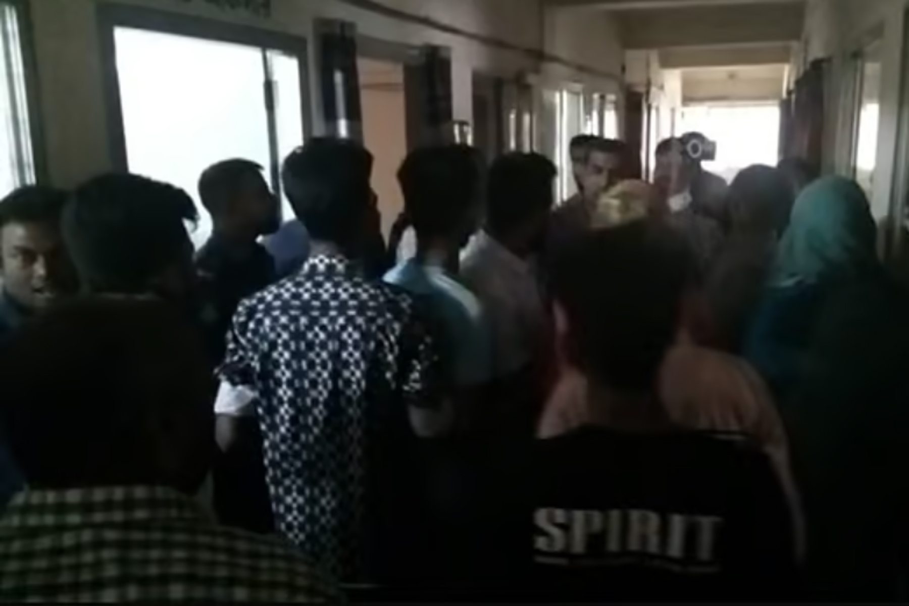 ছাত্রদলের গ্রেপ্তার নেতাকে থানা থেকে ছিনিয়ে নিলেন অনুসারীরা