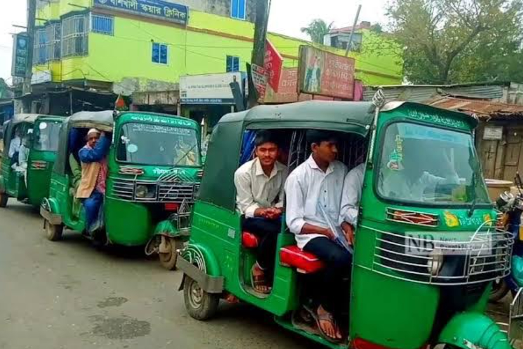 বদরগঞ্জে বিভিন্ন সড়কে ভয়াবহ যানজট