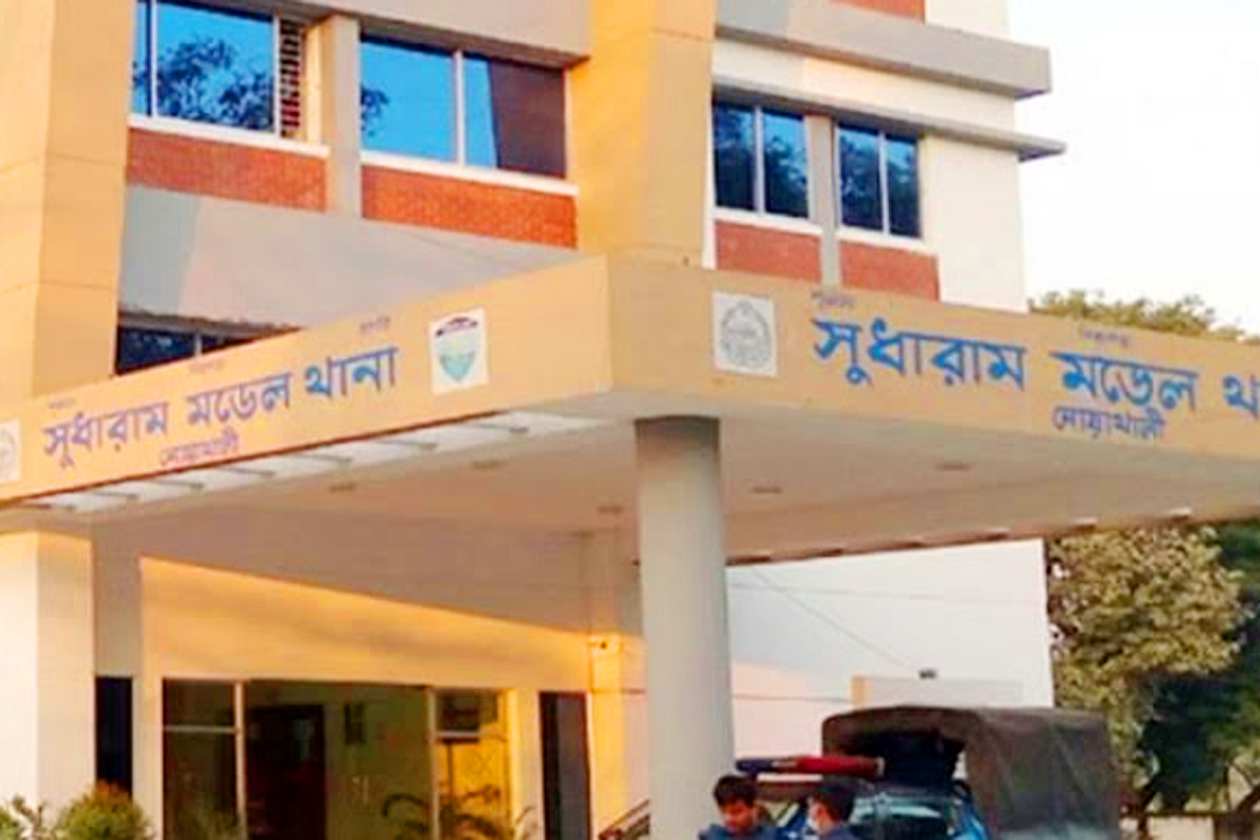 থানার সামনে ট্রাক চাপায় সিএনজি চালকের মৃত্যু