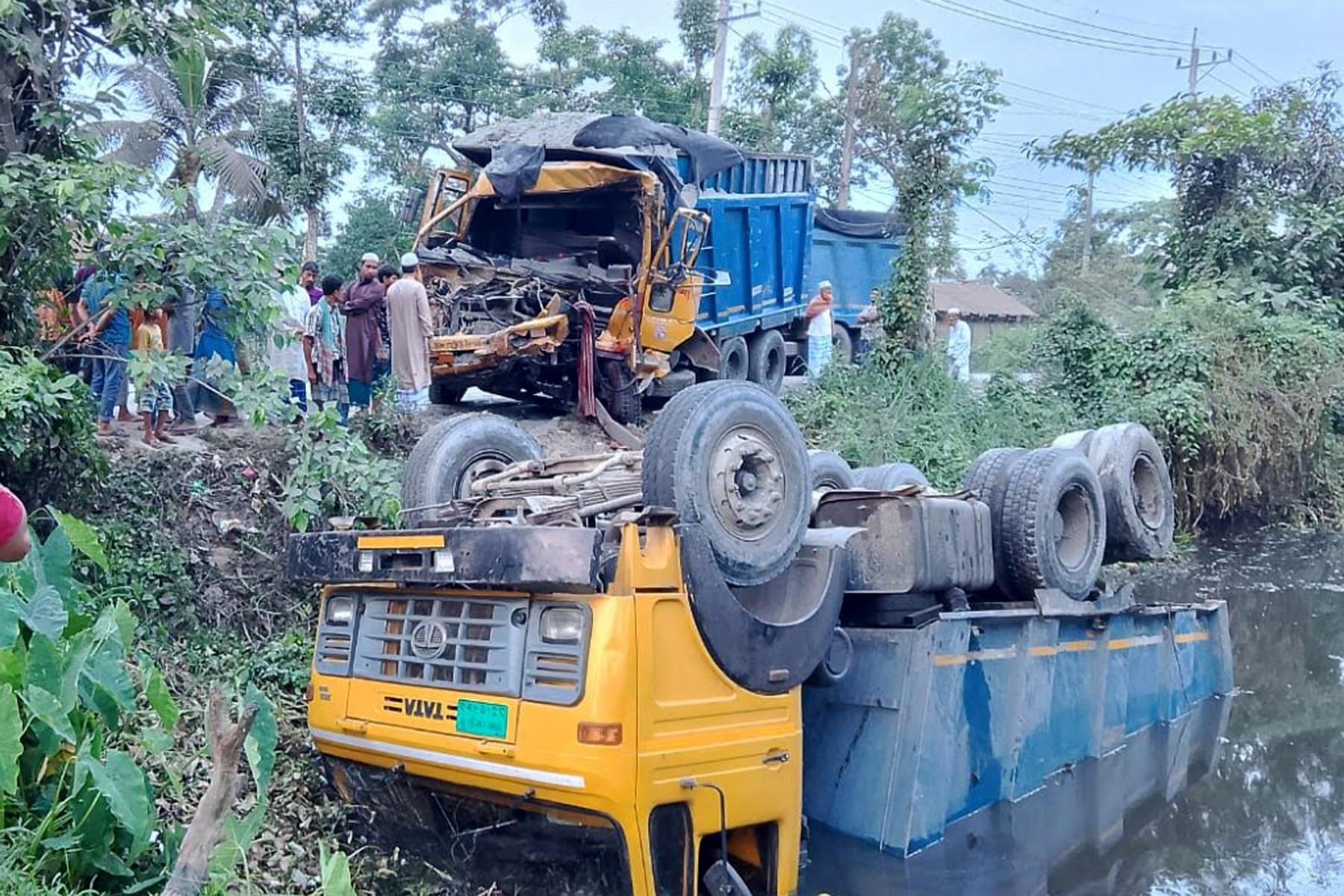 নোয়াখালীতে দাঁড়িয়ে থাকা ট্রাকের পিছনে বালুভর্তি ট্রাকের ধাক্কা নিহত ২