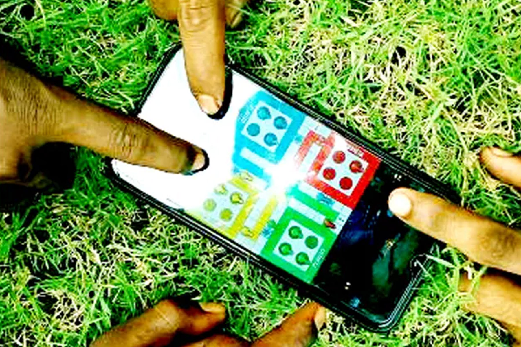 বদরগঞ্জের শাহাপুর মাঠে অবাধে চলছে লুডু জুয়া ও মাদক সেবন