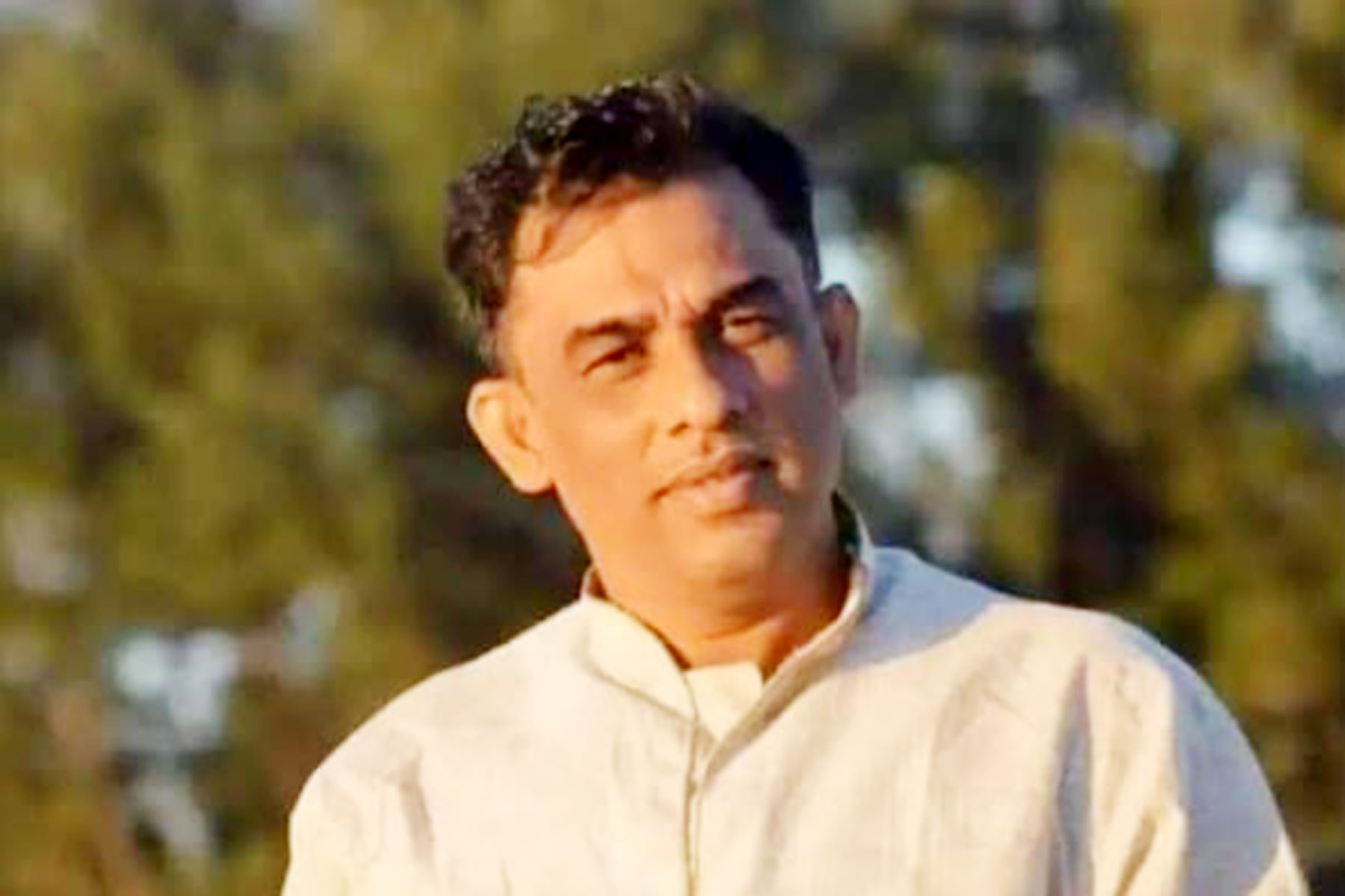 চোলাই মদসহ যুবলীগ নেতাকে মারধর করে পুলিশে সোপর্দ