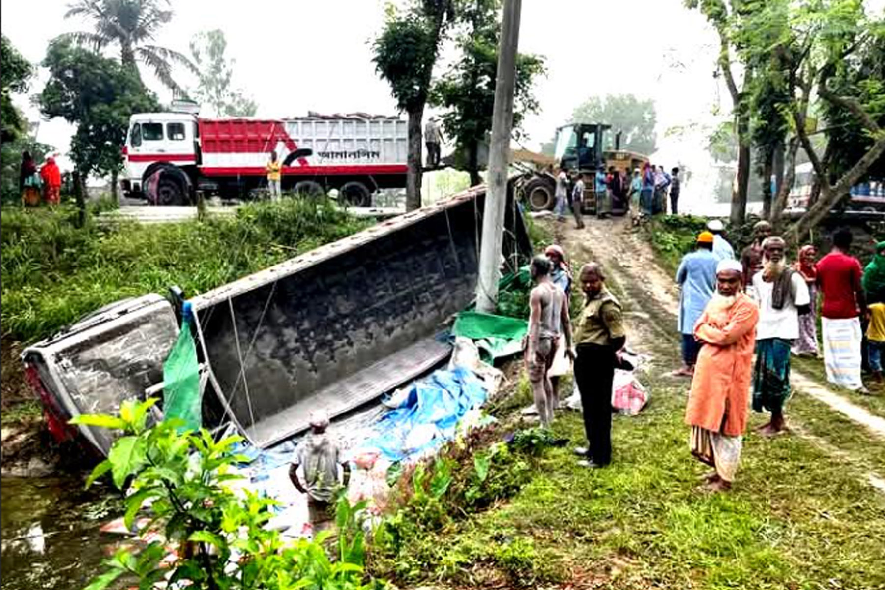 উল্লাপাড়ায় ট্রাক-মাইক্রোবাস মুখোমুখি সংঘর্ষ নিহত ২, আহত ১
