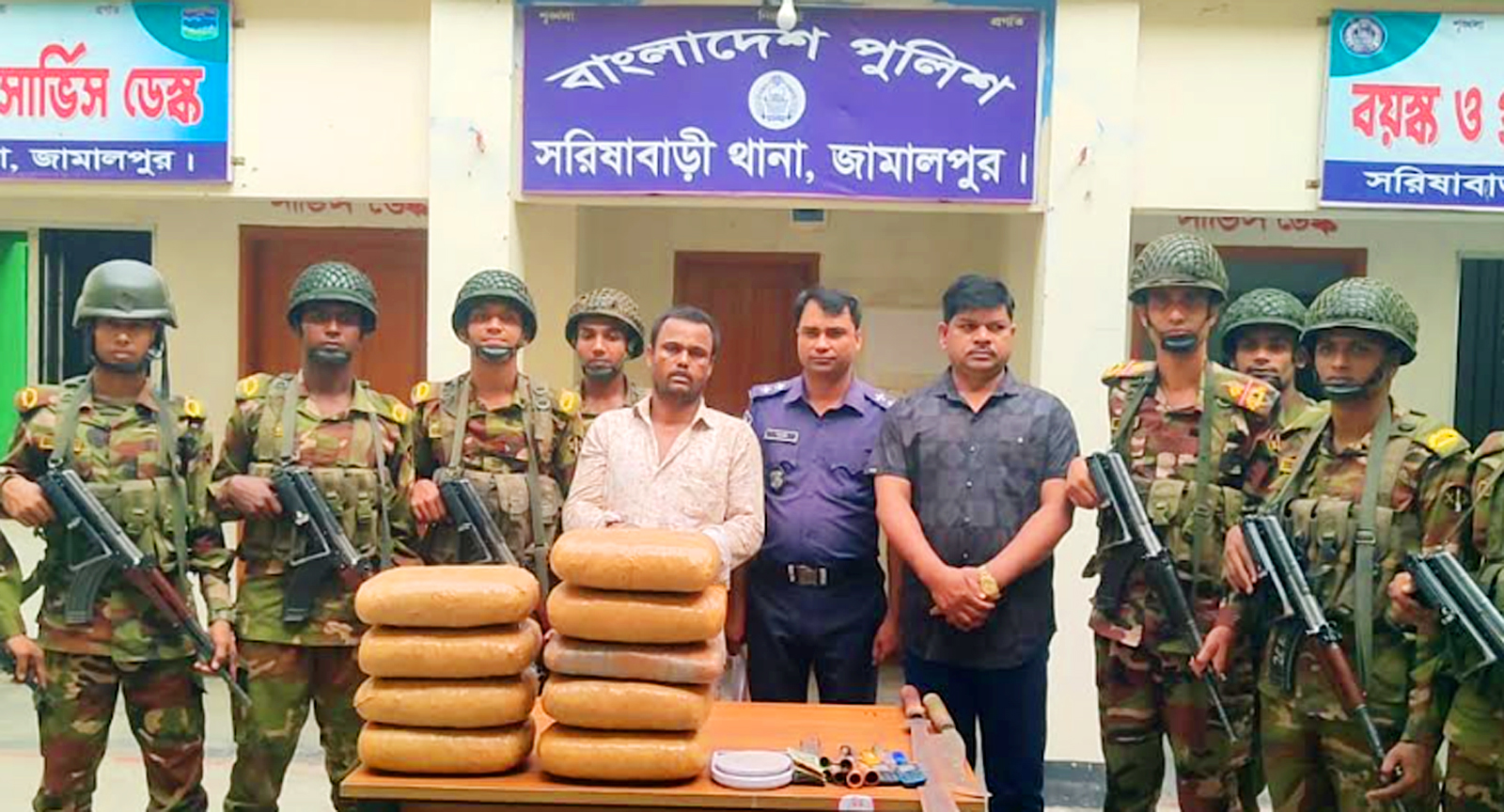 সরিষাবাড়ীতে বিপুল পরিমাণ গাঁজা ও দেশীয় অস্ত্রসহ গ্রেফতার ১