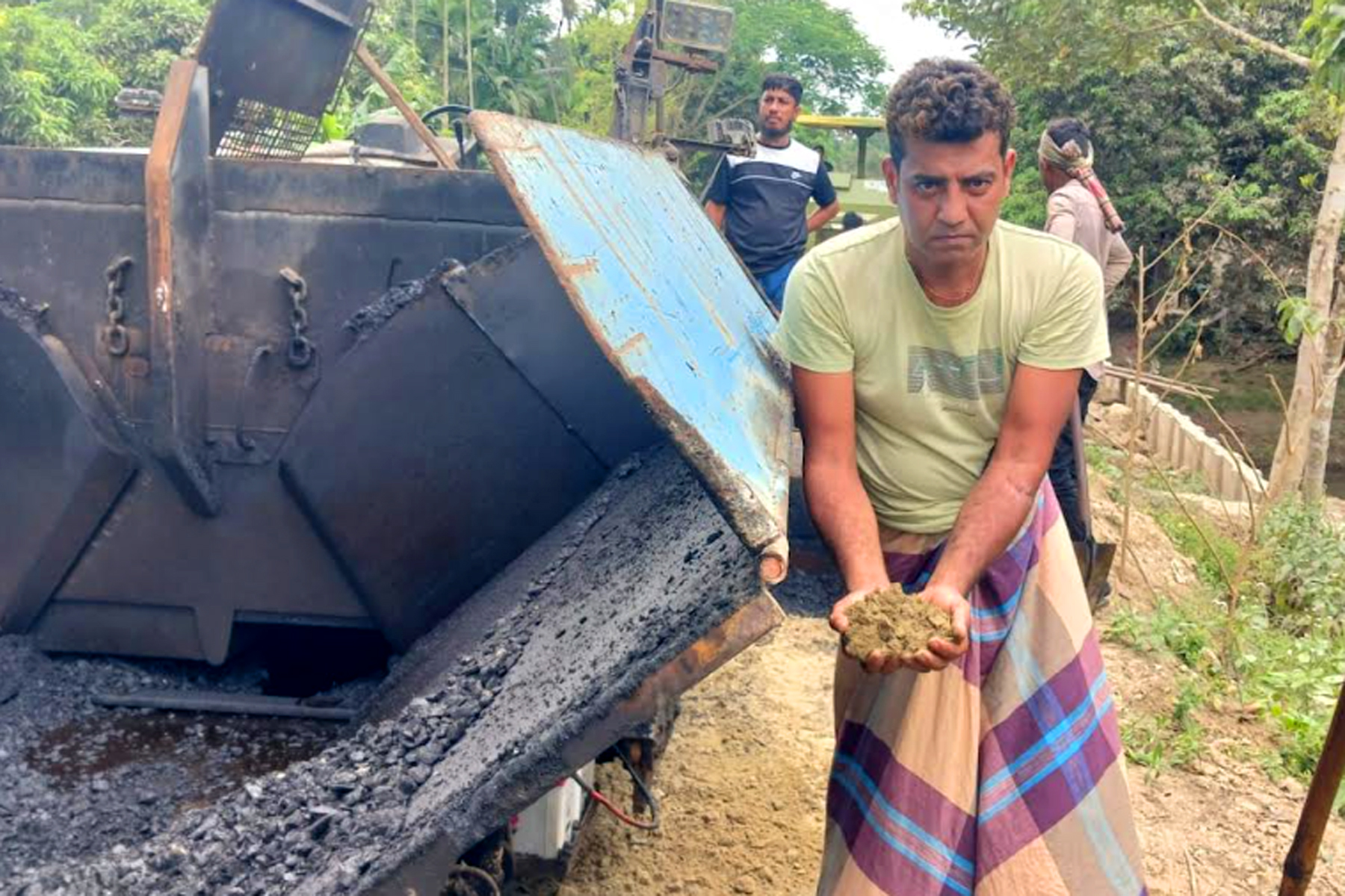 ১৩ কোটি টাকার সড়ক নির্মাণে ব্যপক অনিয়ম, কাজ বন্ধ দিলেন এলাকাবাসী